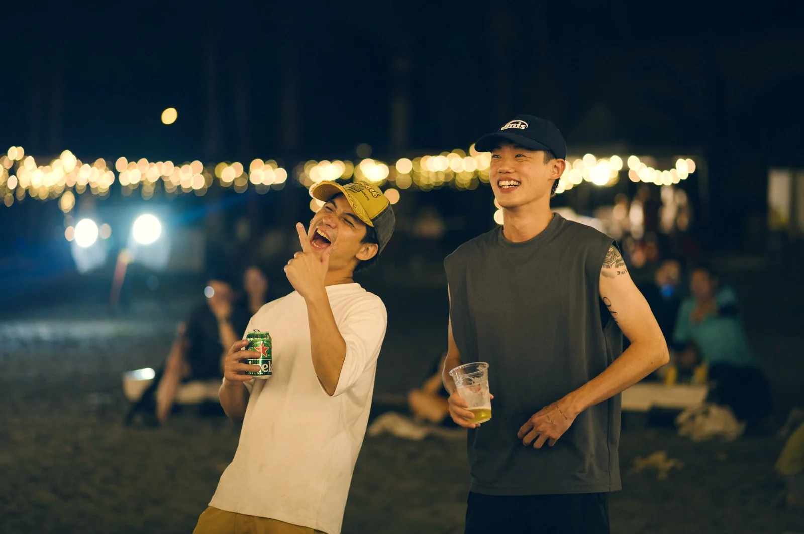 夜晚沙灘・燈串下與好友乾杯