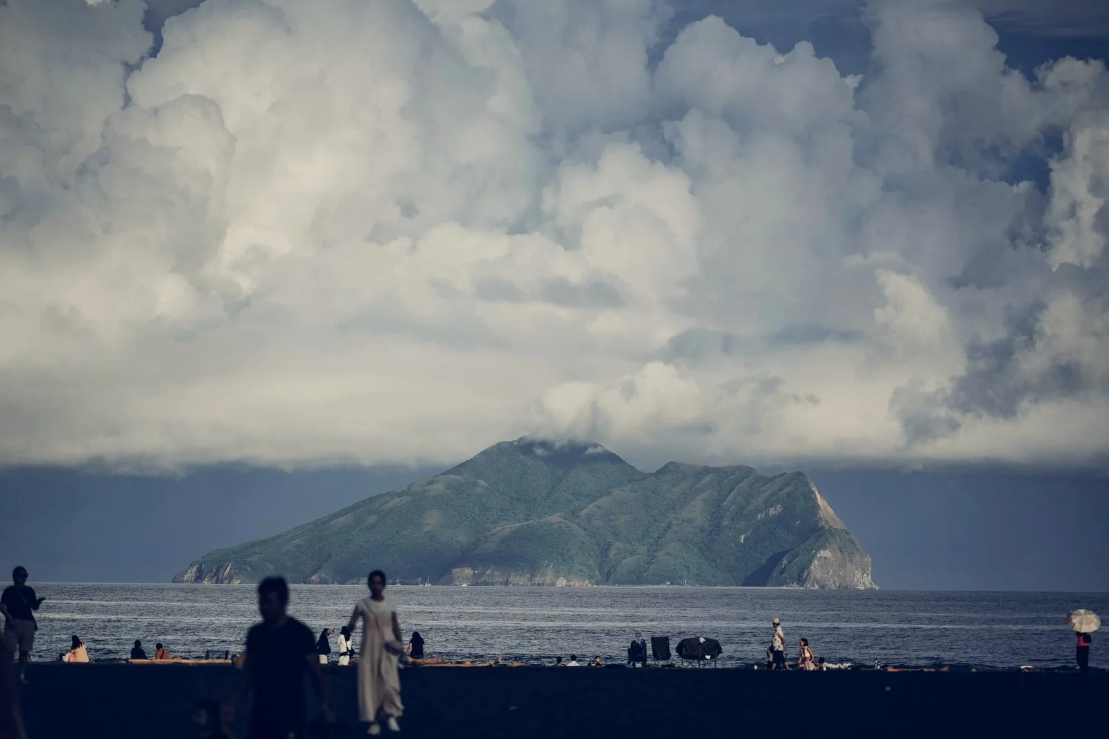 從外澳沙灘看龜山島・午後雲與海